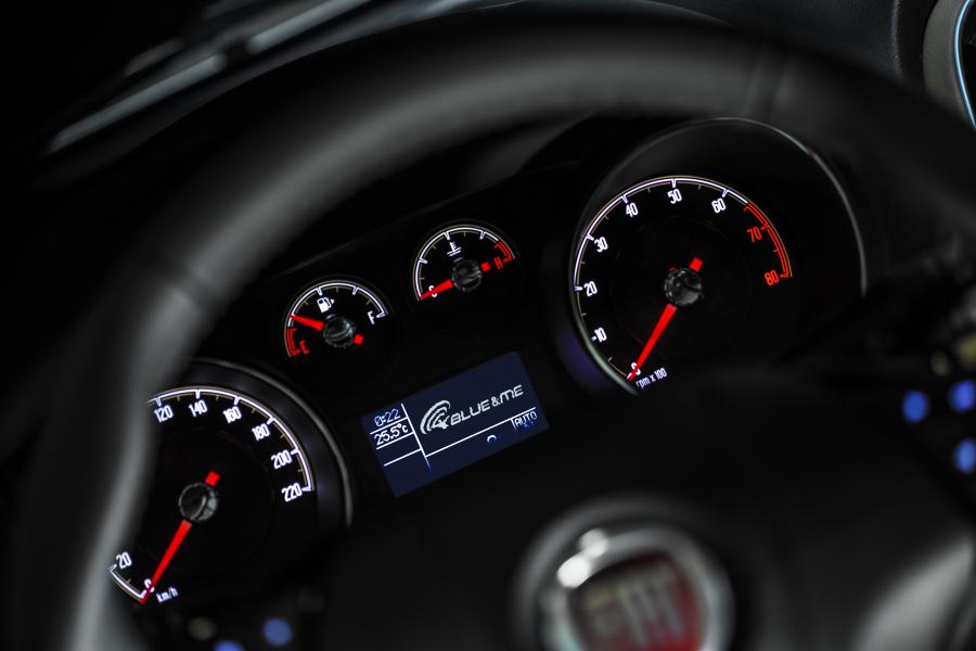 Панель приборов Fiat Linea Absolute 2014 года  (фото 9 из 24)